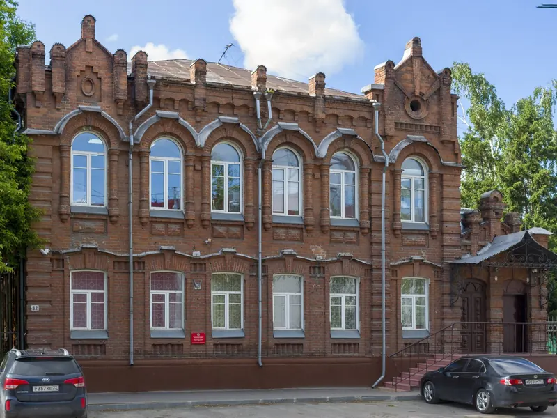 Купеческий особняк из красного кирпича в старом центре Барнаула