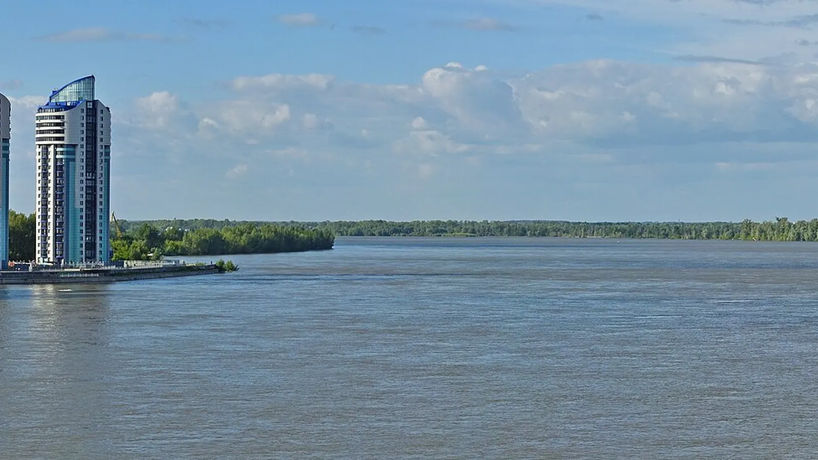 Панорама Барнаула с берега Оби