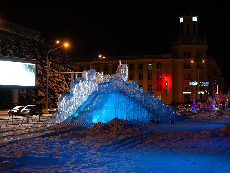 Ледовые скульптуры в центре Кемерово вечером