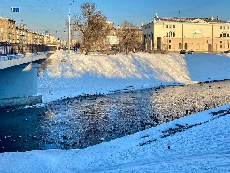 Мост через реку в Новокузнецке зимой
