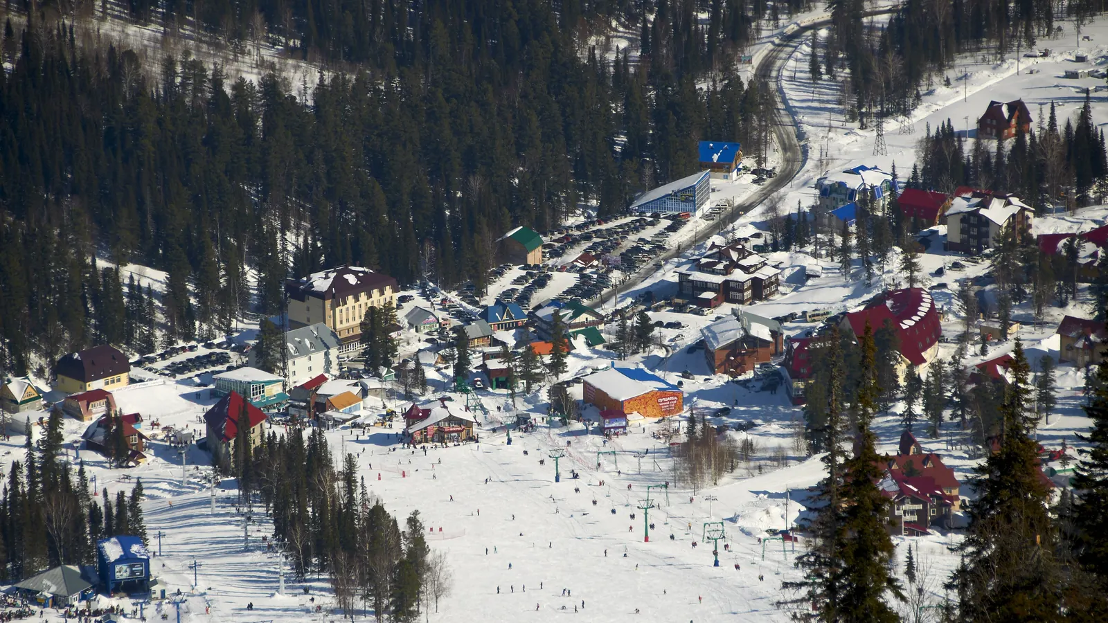 Отели у подножия горы Зелёной в Шерегеше, вид сверху на трассу