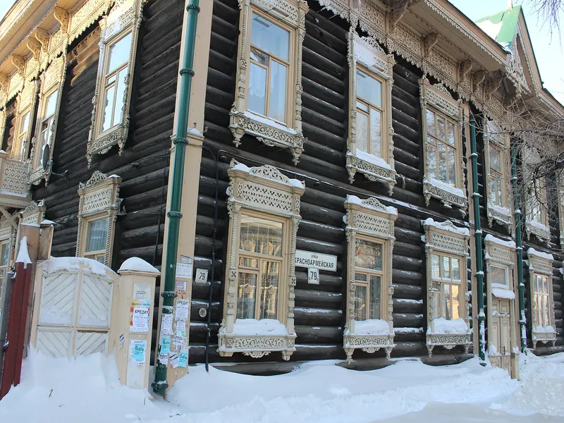 Деревянный дом с резными наличниками в Томске