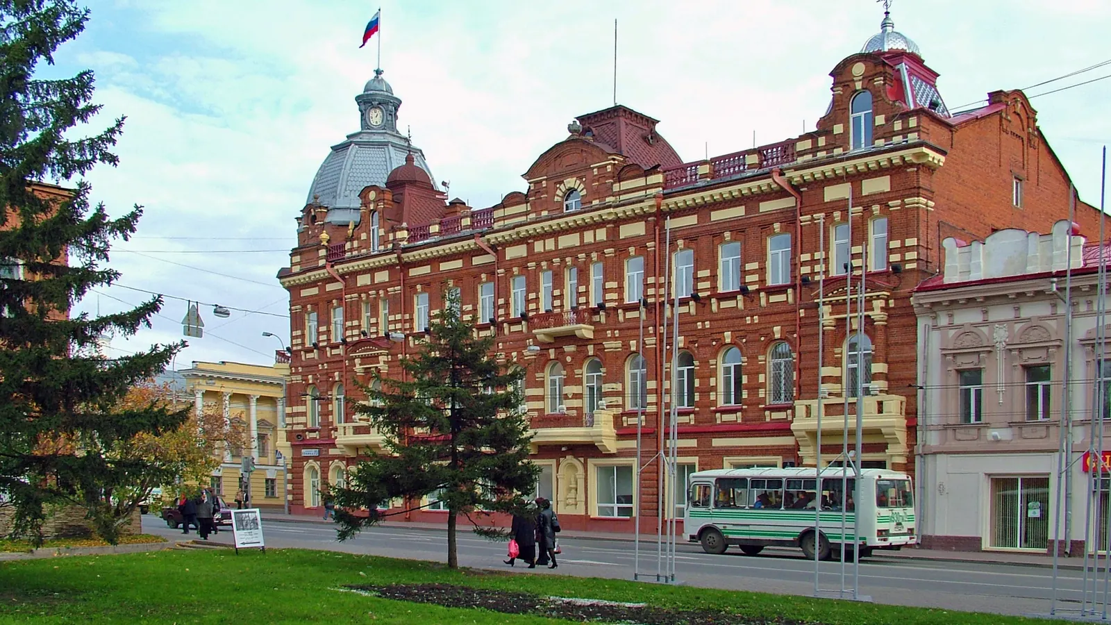 Историческое кирпичное здание в центре Томска