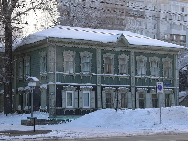 Деревянный особняк в Томске под снегом